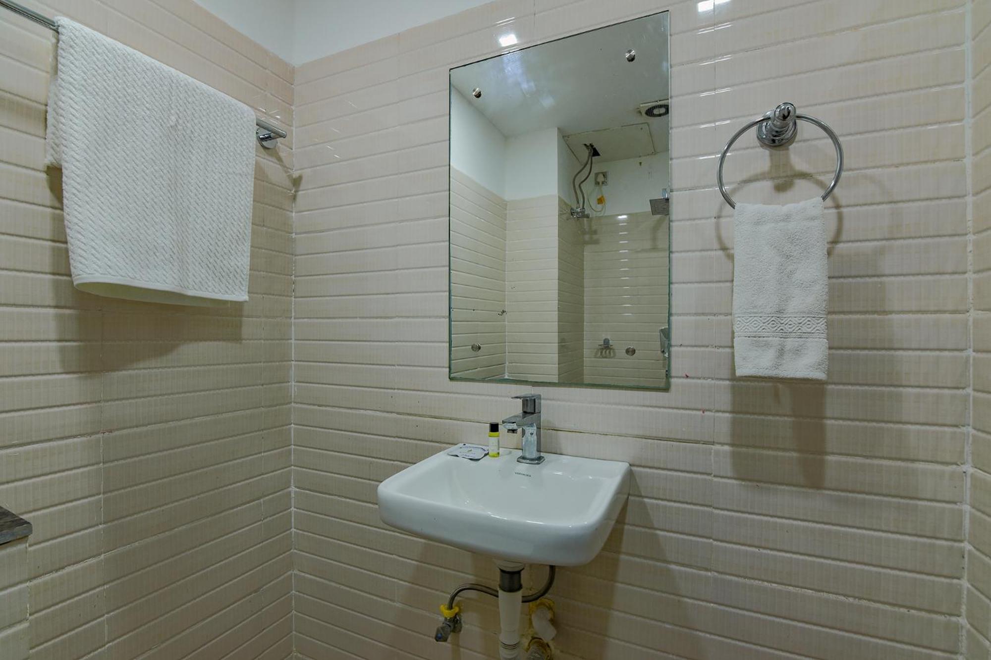 Fabhotel Middleton Desire - Nr Niladri Vihar Square ブバネーシュワル エクステリア 写真